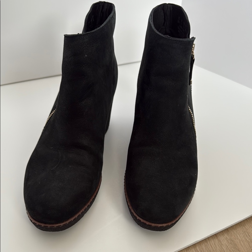 Women’s Dr Scholl wedge bootie with zipper. Size 8.5